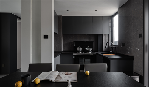 摩登都市中的神秘——新生代菁英人群的“暗黑”藝術